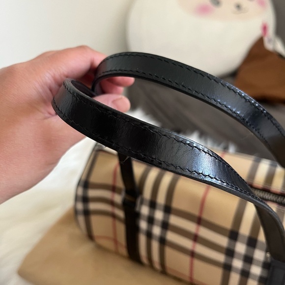 💯% authentic BURBERRY barrel bag - Picture 2 of 9